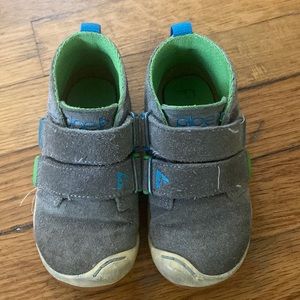 Toddler plae sneakers size 8
